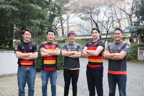 左から、杉本憲柊さん(文芸学部2年)、山口明宏さん(経済学部4年)、小林尭成さん(経済学部4年)、髙橋南さん(文芸学部3年)、隠崎大海さん(法学部3年)