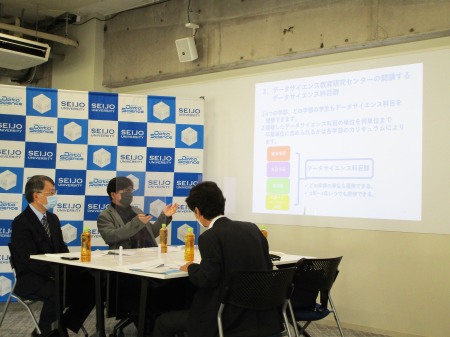 取材の様子(左奥:小宮路データサイエンス 教育研究センター長、左手前:辻特任教授、 右:朝日新聞中村氏)