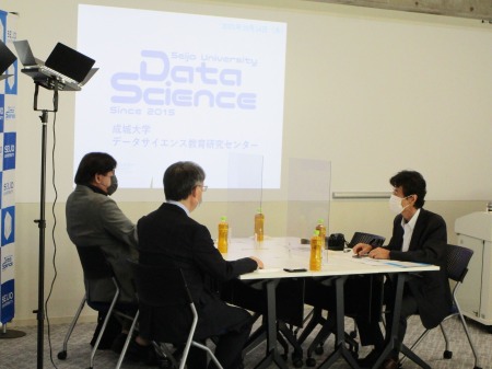 取材の様子(左奥:小宮路データサイエンス教育研究センター長、左手前:辻特任教授、右:朝日新聞中村氏)