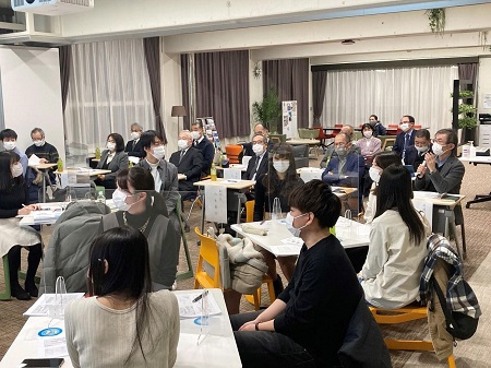 プレゼンテーション会場は9号館グローバルラウンジを利用し、アットホームな雰囲気で行われました