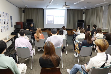 100年前から現在に至る成城学園の校舎や施設の様子を写真で比較しながら、成城学園の地形や自然、生息する生物について講義を受講