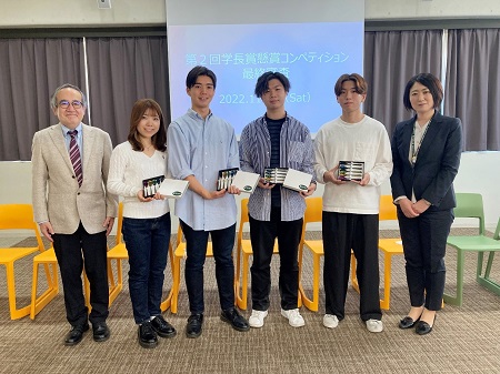 東京農業大学特別賞受賞チーム「海月」「直列6気筒」と杉本学長、上岡東京農業大学副学長