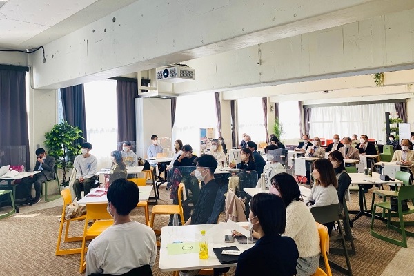 プレゼンテーション会場は9号館グローバルラウンジを利用し、アットホームな雰囲気で行われました