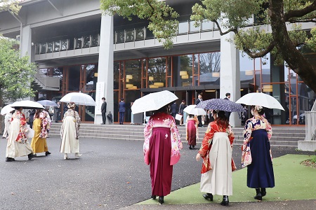 雨の中でも晴れ着姿が華やかに