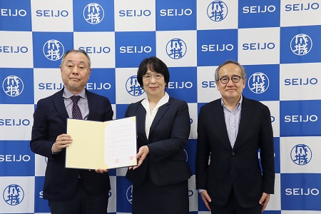 右:杉本学長、中央:佐野学校長、左:増川学部長