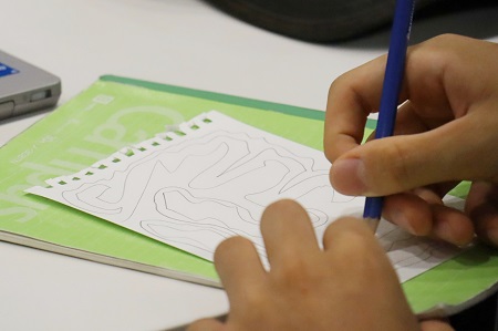 交わらない線を延々と描く