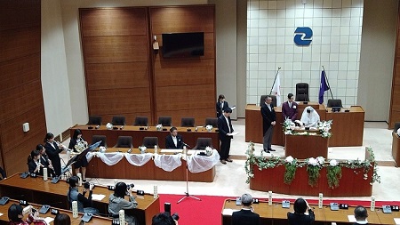 放送部の江田さんは、しっかりと、落ち着いた司会進行を行ってくれました。 結婚契約書への署名中は「主よ、人の望みの喜びよ」を演奏。タイミングを見計らって見事にピッタリ演奏終了