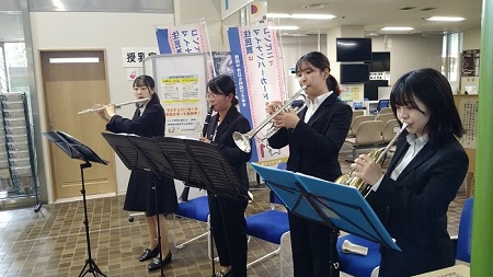 お披露目会でも2曲を演奏し、大活躍のレストロの4名。