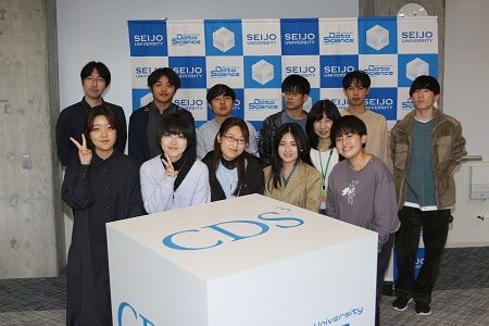 サポーターの皆さん (後列左端:稲垣准教授、中列:森特任教授)