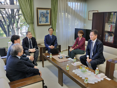 学長室での懇談の様子