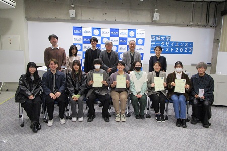 最後は全員で記念撮影 前列：参加した3チームの皆さん 後列：左から稲垣准教授、森特任教授、山田特別審査員、小宮路センター長、増川経済学部長、大成特別審査員