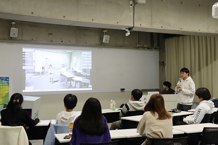 教室を撮影した一枚の写真からデジタル空間を作り出す様子を実演