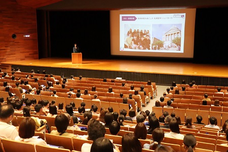 在学生による学生生活紹介 堂々と話す姿や本音での話が来場者の方に響いたようで、大変好評でした