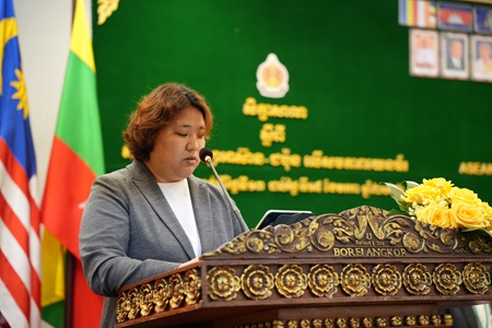 Aya Noguchi, Deputy Director of the International Research Center for Sport and Gender Equality (SGE) at Seijo University, delivering her address.