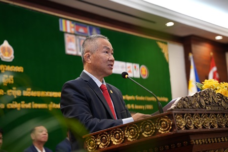 H.E. Vath Chamroeun, Secretary of State of the Ministry of Education, Youth and Sport of Cambodia, delivering his address.
