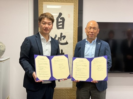 署名後の写真。左から（成城大学山本教授（SGEセンター長）、筑波大学藤井教授（体育系系長））