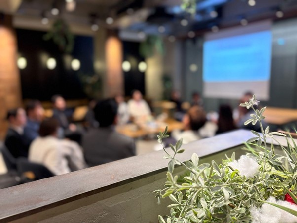 日時・場所：2025年12月11日(木) 18:00-19:30　＠成城大学8号館 LOUNGE#8