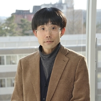 経済学部准教授<br/>
三枝　大修<br/>
[さいぐさ・ひろのぶ]