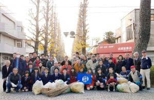 地域の皆様と一緒にイチョウ清掃に参加しました