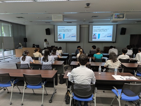 レクチャーを聴くエシカル研究会とボランティア部の学生