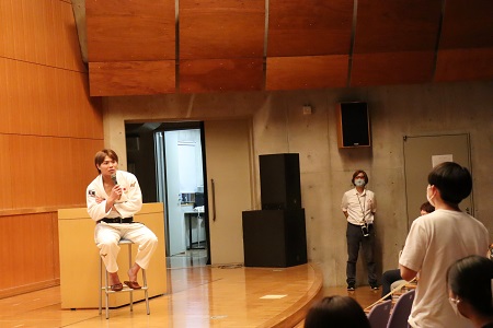 来場者からの質問に答える阿部選手