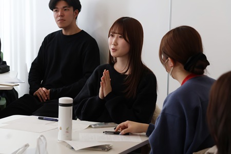 質問は英語と日本語で伝えます