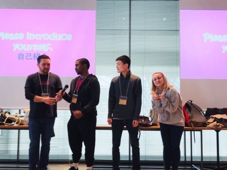 自己紹介を行う留学生