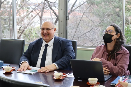 アラヤ大使（左）とカマチョ氏（右）