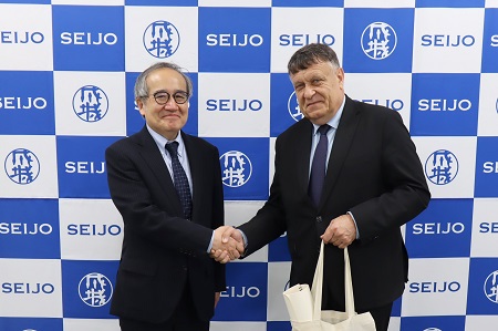 杉本学長（左）とブルガリア・ソフィア大学総長 ゲオルギー・ヴァルチェフ氏（右）